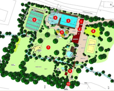 Lageplan eines Freizeitgeländes mit Pools, Sportplätzen und Grünflächen.